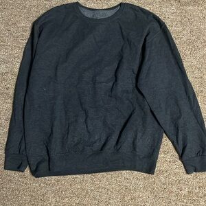 Cozy men’s crew neck sweatshirt lightly worn